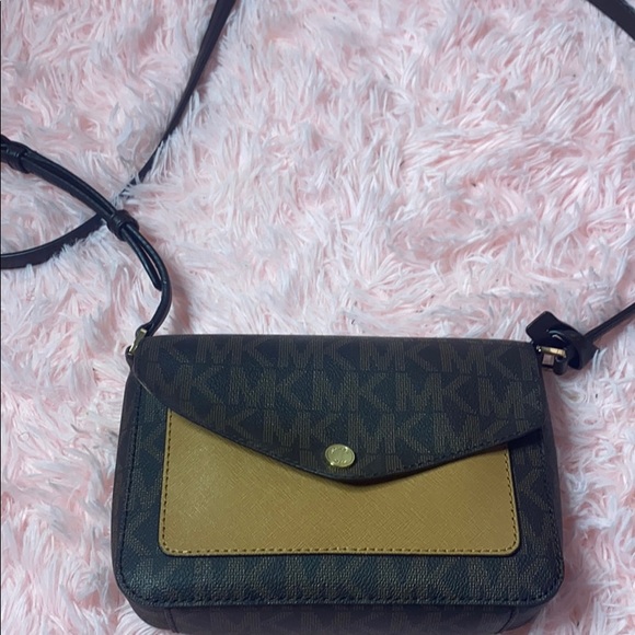 Michael Kors - Picture 1 of 4